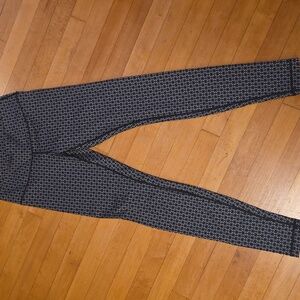 5/$40 Lululemon Full Length Patterned Black and Grey/silver Leggings Size 4